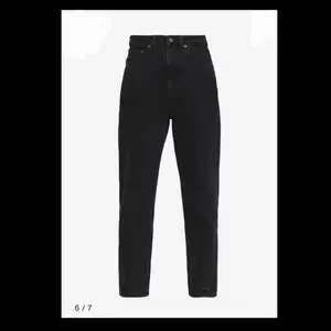 Svarta högmidjade mom jeans från weekday. Modellnamn: MEG storlek 24/28. Använda men i bra skick. Köpta för 500kr säljer för 200kr. Köparen står för frakt. 
