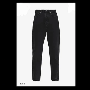 Svarta mom jeans weekday - Svarta högmidjade mom jeans från weekday. Modellnamn: MEG storlek 24/28. Använda men i bra skick. Köpta för 500kr säljer för 200kr. Köparen står för frakt. 