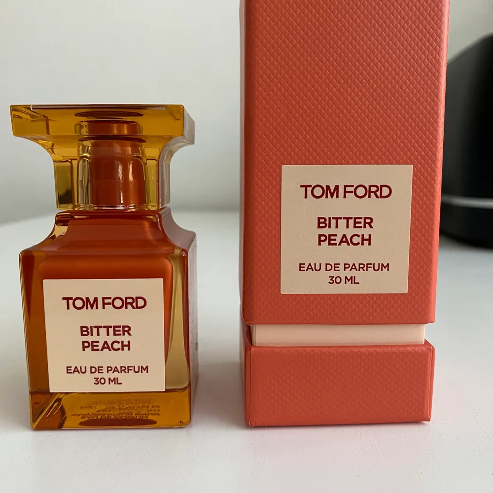 Ljuvlig doftande parfym från Tom Ford. Använd en gång (sprejad max 5 gånger).  Åtminstone 95% (egentligen 98 men håller mig på den säkra sidan:) ) av parfymen kvarstår. Nypris 1550kr. Säljer då den är för stark för mig. Övrigt.