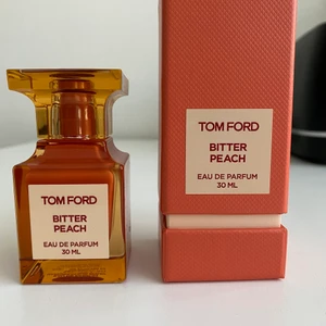 Tom Ford bitter Peach 30ml EDP parfym  - Ljuvlig doftande parfym från Tom Ford. Använd en gång (sprejad max 5 gånger).  Åtminstone 95% (egentligen 98 men håller mig på den säkra sidan:) ) av parfymen kvarstår. Nypris 1550kr. Säljer då den är för stark för mig