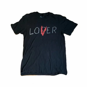 lover it t-shirt 🎈 - t-shirt med lover tryck ifrån skräckfilmen it, hör av dig vid intresse! 