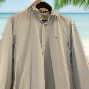 Burberry skjorta - Köpt av en vän för 2500, tyvärr inget kvitto. Äkta och i väl skick, storlek M/L