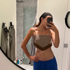 Top från zalando  - Klippt bort alla lappar på denna topp. Men den är superskönt och lättanvänd då banden går att justera och man knyter bak så hårt man vill ha den. Så fint mönster. 