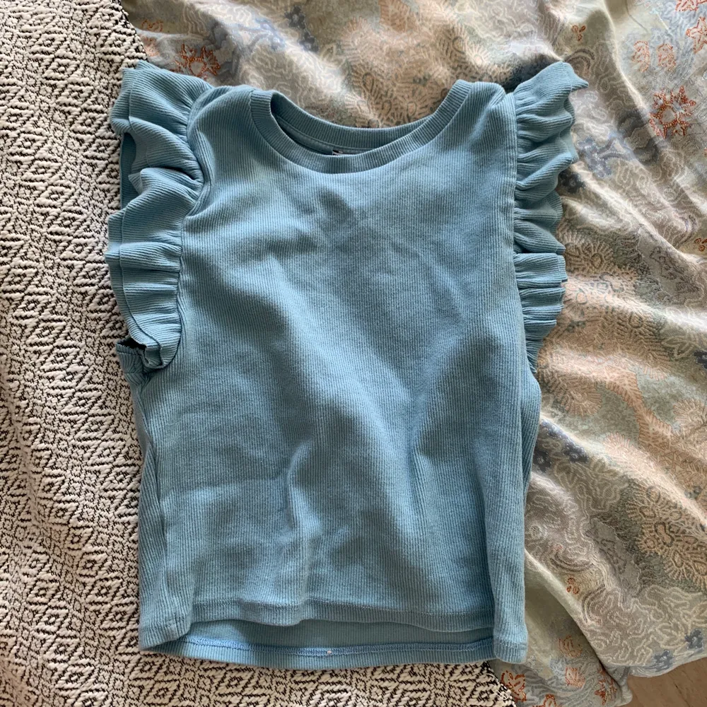 Jätte fin tröja från zara i storlek XS/S med stretchigt material, jag använder den inte längre och säljer den pga lite utrymme i garderoben!🤩. Toppar.