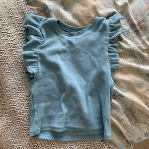 Jätte fin tröja från zara i storlek XS/S med stretchigt material, jag använder den inte längre och säljer den pga lite utrymme i garderoben!🤩