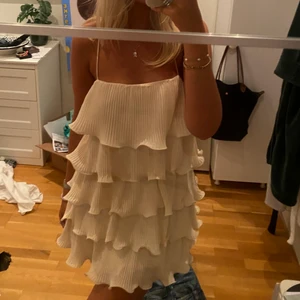 Volangklänning - Finaste klänningen från &otherstories använd en gång, super fint skick. Har klippt av den sista volangen för att få en snyggare längd. Jag är 1,70. Nypris 899