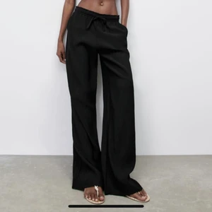 Svarta byxor zara  - Säljer mina favorit byxor i svart från zara. Endast använda en gång innan jag insåg att det va fel storlek. Tunna byxor som sitter skit snyggt på! Sista bilden är bara för att kunna se materialet på byxorna. Frakt tillkommer. Ordpris 300kr