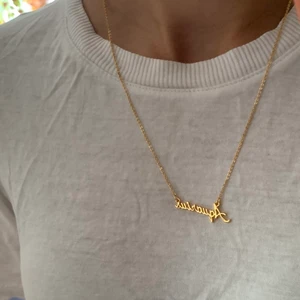 Halsband - Fint halsband med guldig text där det står aquarius ♒️💗 frakten är 12 kr