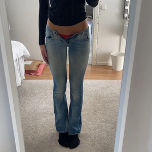 Lågmidjade ljusa jeans - Säljs då dem är för små i midjan, dock väldigt långa (jag är 173cm) begagnade, bra skick Midjemått: ca 75cm runt om Innerbensmått: ca 85cm 
