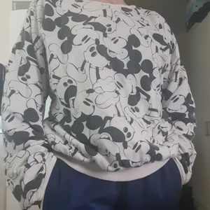 Unik vändbar Disney cartoon tröja sweatshirt retro - Som bilden visar, 2 olika prints, bara att vända tröjan ut och in. Uppskattar storlek till en lös Small - Medium om jag jämför med nuvarande kedjor som säljer kläder. Givetvis kan du med mindre och större storlek ha tröjan