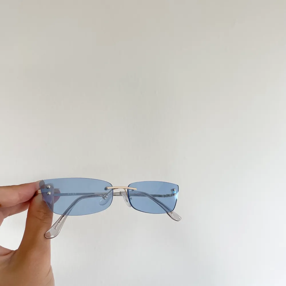 Ett par solglasögon med blått glas från NAKD. 60kr + frakt!. Väskor.