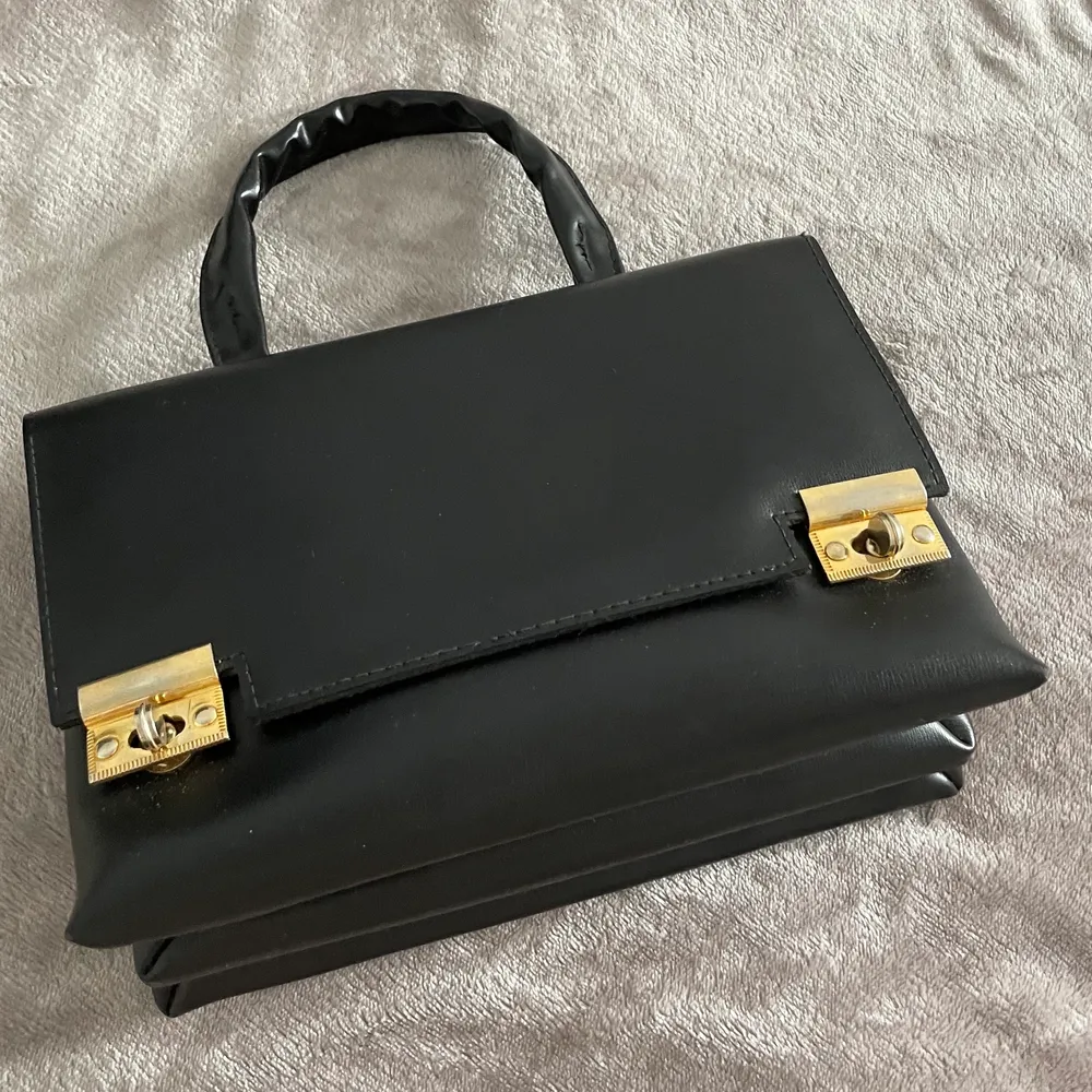 En svart och heltänt väska passar om man gillar lite galnare stil . Väskor.