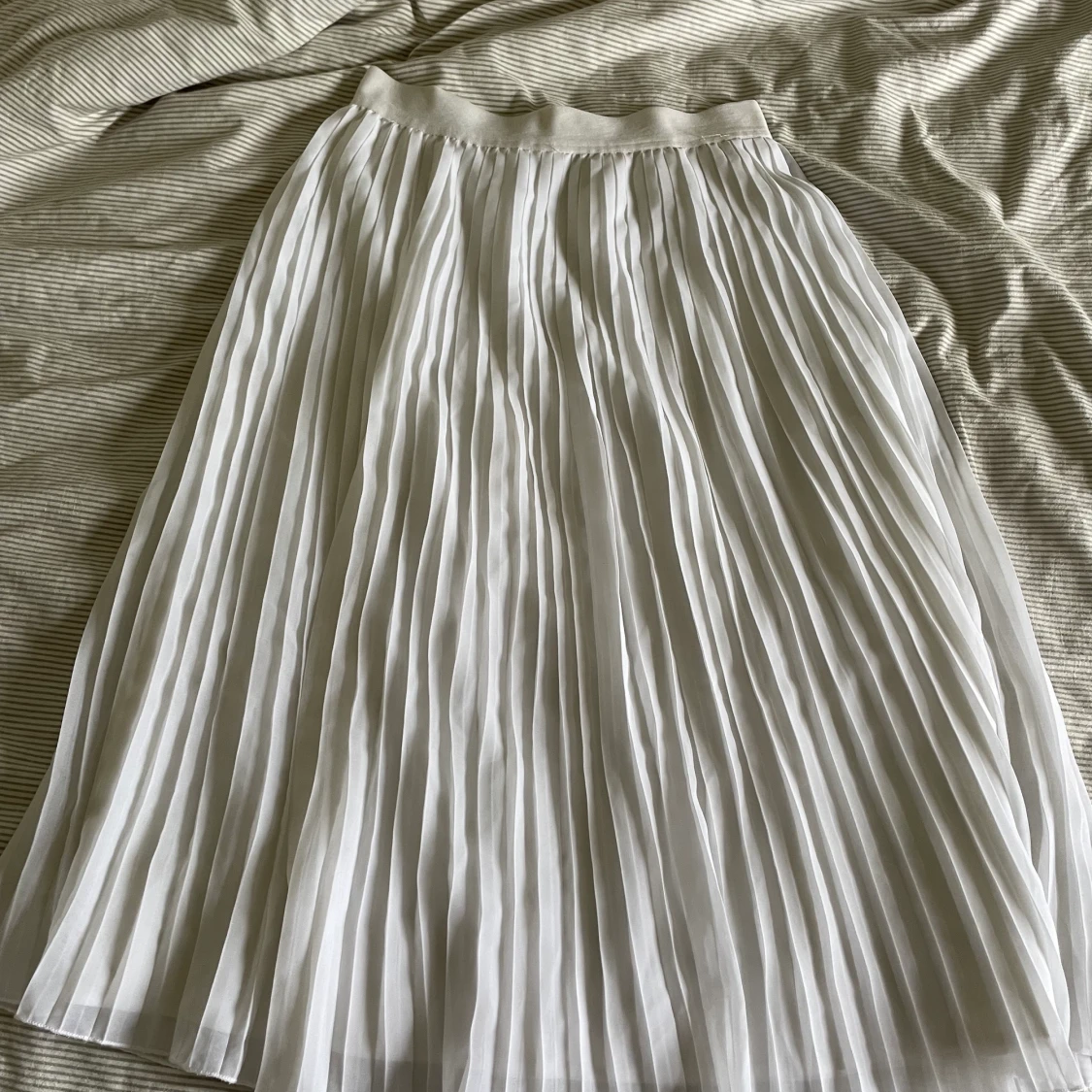 Vit plisserad långkjol