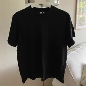 Säljer en svart basic t-shirt från &OtherStories i bra skick!! Kontakta mig om du har några frågor 🥰 Köparen står för frakt!