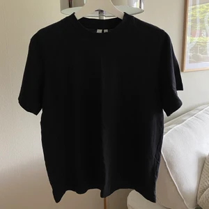 T-shirt &OtherStories - Säljer en svart basic t-shirt från &OtherStories i bra skick!! Kontakta mig om du har några frågor 🥰 Köparen står för frakt!