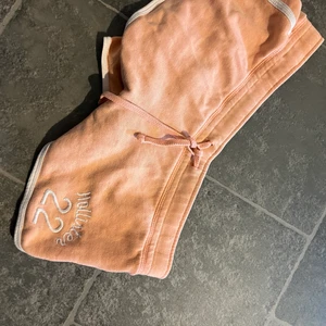 Hollister shorts - Persiko färgade