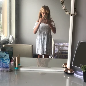 Kappahl  - Denna vita klänning med blåa blommor på hade jag på min skolavslutning i 4:an!😊