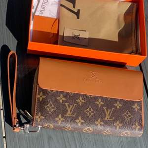 Louis Vuitton clutch i toppkvalitet Helt ny med dustbag och låda