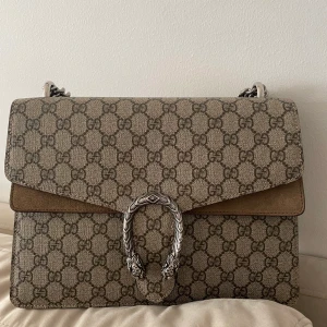 Gucci dionysus medium bag - Säljer min Gucci väska medium. Mycket med utrymme och passar perfekt till det mesta.   Köptes på vestiare så den är begagnad, men riktigt fint skick!   Dustbag medföljer  