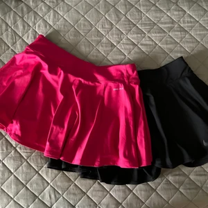 Träningskjolar  - Jag säljer 3 stycken träningskjolar, alla i storlek M.  Den rosa och den svarta är från Nike. Den lila är från Asics.   Säljer kjolarna för 100 kr styck  Använda nån enstaka gång så är så gott som nya.
