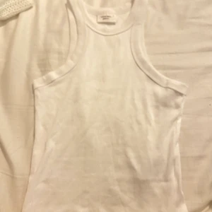 Vit ribbat linne🤍 - Aldrig använt linne från Gina. 130kr nytt säljer pga köpte fel storlek☺️ köparen står för frakten📦