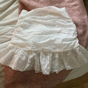 Vit kjol - En vit kjol från Shein med dragkedja där bak är lite för liten för mig och jag brukar ha S aldrig använd 60kr+29kr frakt frakten kan delas på