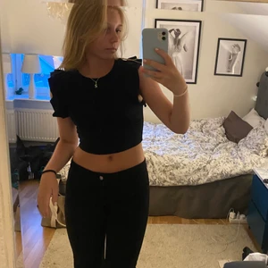 Zara topp - Säljer min populära tröja med volangärmar pga att jag behöver plats i garderoben💞 Den är knappt använd. Ny priset är 119kr och ajg säljer för 45kr ( frakten är inte det priset som står, gör eget paket då det blir billigare)