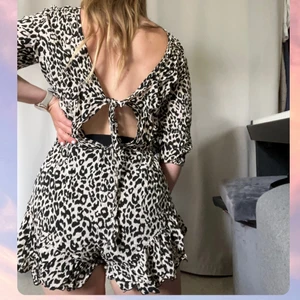 Jumpsuit  - Jättefin och somrig jumpsuit. Knytes i ryggen och resår i midjan, så storleken är väldigt anpassningsbar. Funkar fint för mig som är 174 cm, men blir något kort. OBS! Cirkapris på frakten, kostnad kan tillkomma. 