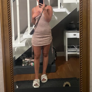 Stickad glittrig klänning - Säljer denna klänning som jag köpt i marbella för 1000 kr, den är glittrig och stickad i bra kvalite, har aldrig använt Förutom att testa