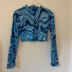 Croppad tröja - Oanvänd croppad tröja från shein, säljer pga inte min stil💕 köparen står för frakten