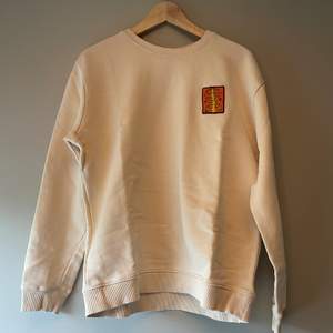 Säljer denhär snygga Zara x Keith Haring tröjan i storlek L. Den sitter som en M och är i väldigt bra skick.
