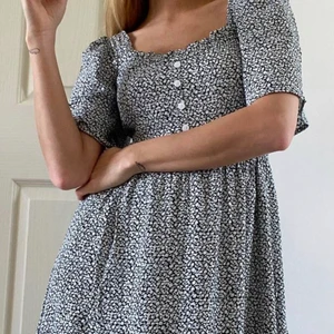 Sommarklänning från &otherstories - (Första bilden är lånad och i annan färg) super fin maxi klänning från &otherstories, använd fåtal gånger och har en fläck på kjolen samt fläck på innerkjolen (syns inte utifrån). Säljer den för jag inte använder den så mycket som jag önska. 