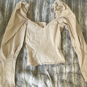 Korsettopp - Superfin korsettopp från hm med långa ärmar. Är tyvärr för liten för mig.