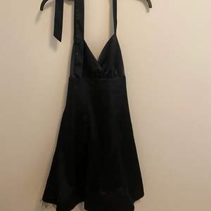 En svart satin halterneck klänning som funkar perfekt till sommaren😍 Klänningen är i storlek S och är perfekt