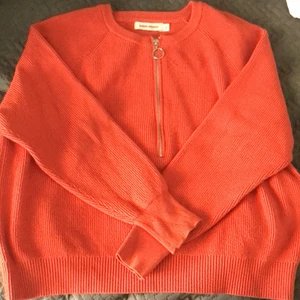Stickad tröja we - Snygg stickad tröja! Endast använd fåtal gånger och fortfarande i super fint skick! Säljs då den inte används längre! I Market carin wester❤️ Super fin orangea färg! 