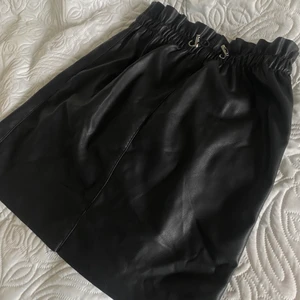 Skinnkjol  - Säljer denna fina kjol i skinnimitation i storlek XS. Köpt på Vero Moda och är använd vid fåtal tillfällen. Fortfarande i nyskick. Säljs på grund av att storleken inte passar mig längre. 🥰