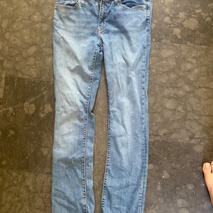 Levis Jeans Bootcut storlek 29 - Levis Jeans Bootcut storlek 29. Använda fåtal gånger och i väldigt bra skick. 