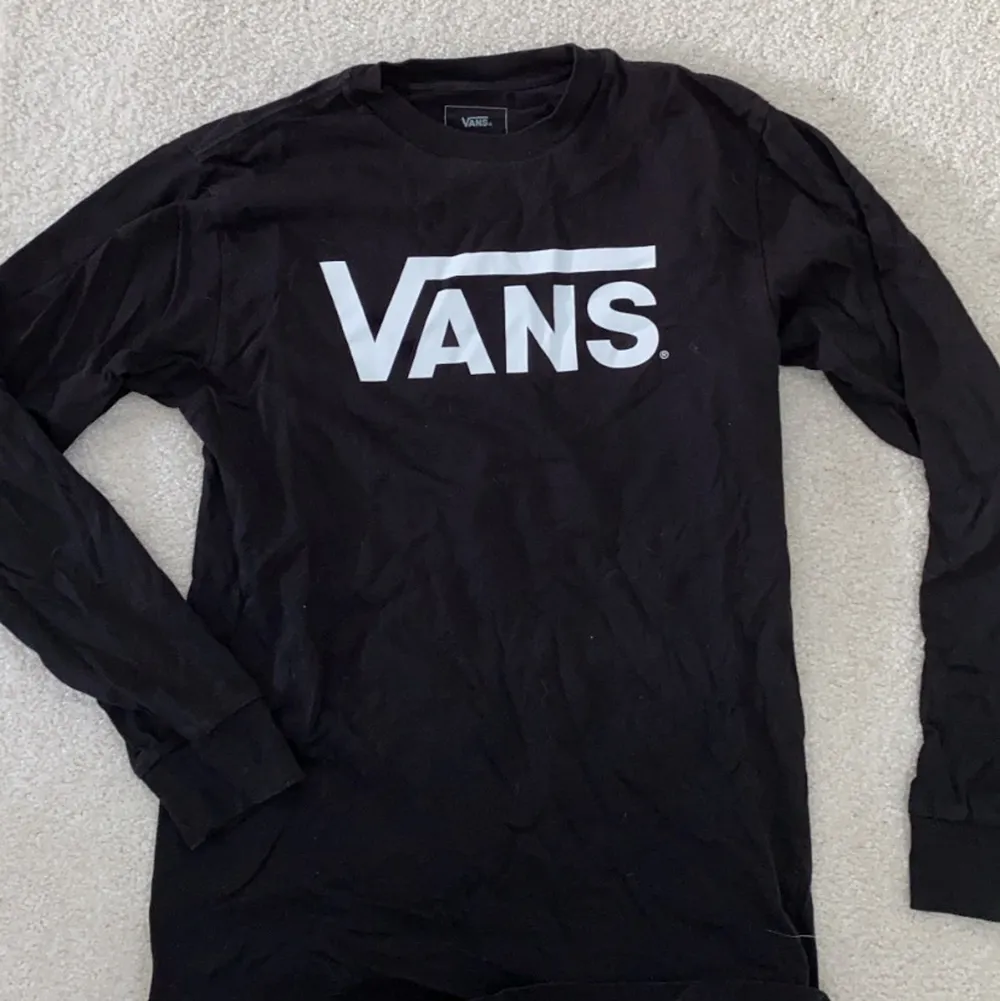Svart långärmad Vans tröja i storlek S. Ser ut som ny och är knappt använd alls. Säljs för 70kr + frakt. T-shirts.
