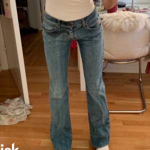 Asfina jeans från miss sixty!😍😇💕 köpta här på plick för ett tag sen och kom inte riktigt till användning😫💕 Midjemått:72 och innerbenslängd: 82🥰 Lågmidjade och sitter perfekt🫶🏼är 169!!