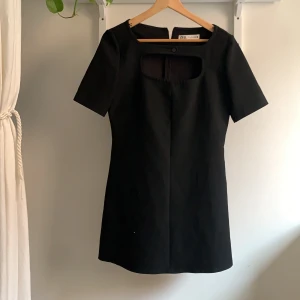 Zara klänning - Snygg klänning från Zara som passar till fest! 