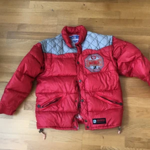 Vintage NFL dunjacka/väst - Här har du en vintage San Fransisco 49ers-dunjacka som också kan göras om till en väst (armarna kan tas av med blixtlås). Otroligt gott skick för sin ålder, den är väldigt varm och skön. Alla blixtlås fungerar.