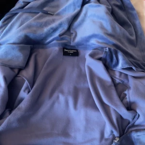 juicy kofta - säljer en gråblå juicy kofta eftersom ja inte använder den, skriv vid intresse o bilder! 