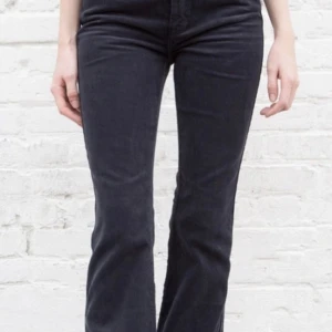 Lågmidjade byxor - Jättefina low waist byxor! Har aldrig använt byxorna (prislappen är kvar). Säljer pga att de inte passar mig. Helt enkelt ett par Brandy Melville byxor, för ett billigare pris än originalet! 