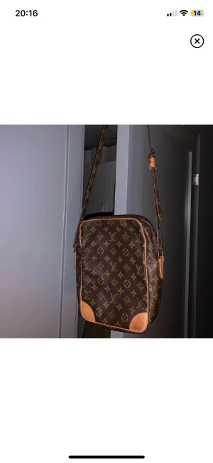 Louis Vuitton Väska - Säljer min vintage Louis Vuitton Axelväska eftersom den aldrig används. Använt den några få gånger. Skick 8/10, fler bilder och artikelnummer kan fås. Pris kan diskuteras. 