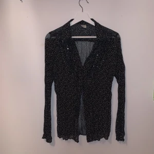 Skjorta - Genomskinlig skjorta med glitter i ett mesh likande ej stretchigt material