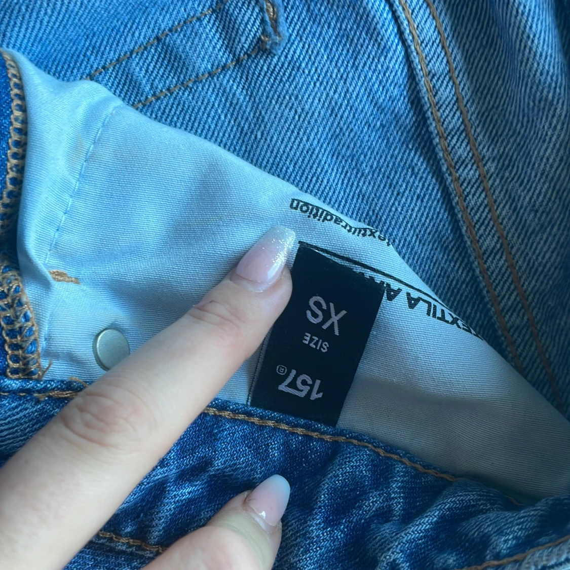 Blå jeans med hål - 91