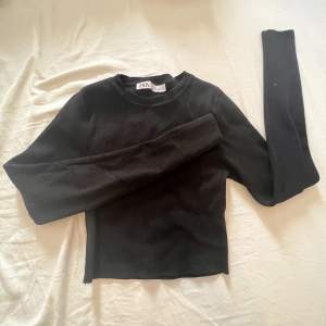 säljer denna fina svarta tröjan från zara, säljer då jag inte använder den så ofta, storlek S