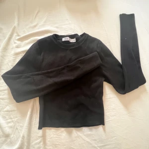 tröja - säljer denna fina svarta tröjan från zara, säljer då jag inte använder den så ofta, storlek S