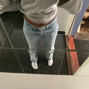 Zara mid rise straight jeans - Säljer mina populära zara mid rise straight jeans, assnygga och jätte sköna. Säljer pga kommer inte till användning längre! Strlk 34 men har töjts ut och skulle passa en 36a oxå😇