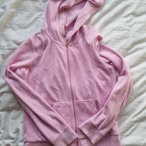 Vintage Juicykofta - Vintage kofta från Juicy Couture. Trycket på baksidan är något slitet då den som sagt har några år på nacken. Perfekt "Mean Girls" vibe😍 Strl M. Köparen står för frakt. 